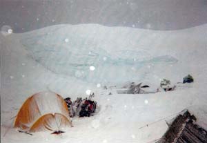 Le camp sous la neige