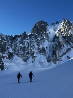 À l’approche sous les glaciers suspendus du Triolet