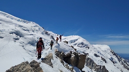 Brochette de Gumistes sur l'arête à Lolo