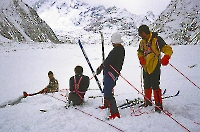 Jean-Luc sort de la crevasse - Karakoram Avril 1990 