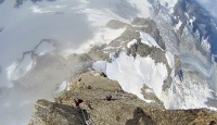 Dans la pyramide parfaite.