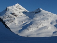 Tout petit face à la montagne.