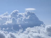 Le gros nuage a écouté sa maman, il a mis son petit chapeau