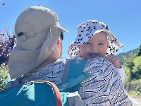 Le porte-bébé c'est bien, les bras de Papa c'est mieux!