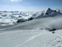 Qui, des nuages et des alpinistes, arriveront les premiers ?