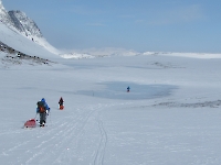Montagne et lac gelé